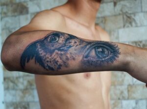 tatuajes minimalistas hombre pecho